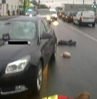 Biciclist lovit de maşină într-o intersecţie