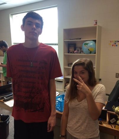 Are 2 metri înălţime. A mers în prima zi la noua şcoală. Ce bileţele le-a împărţit colegilor