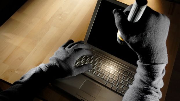 Hackerul Guccifer, adus din SUA în România şi încarcerat la Rahova