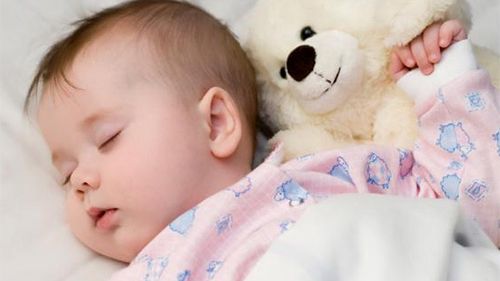 Colicii la bebeluşi: Cum influenţează alimentaţia mamei starea copilului