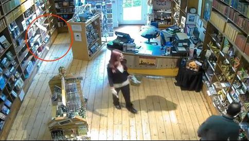 Cărțile au căzut din senin de pe raft. Când s-a dus să le ridice, ceva terifiant s-a întâmplat