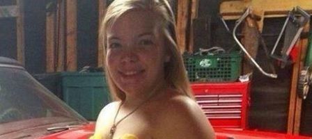 Cum a putut ieşi această blondă pe stradă. Nu avea deloc haine pe ea. Ar putea fi o modă