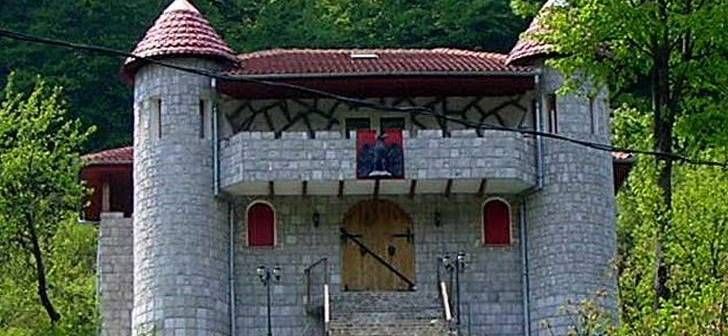 Castelul bizar de la poalele Sarmisegetusei, scos la vânzare. Care e preţul cerut