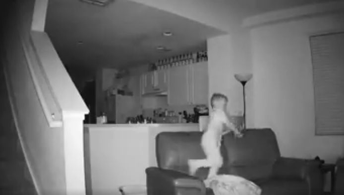 Tată şocat de ce a văzut pe camerele de supraveghere: copilul aştepta să adoarmă părinţii, apoi...