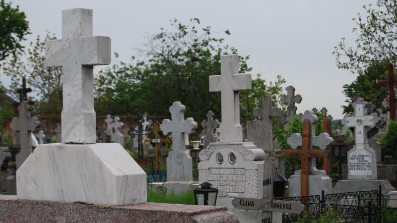 Și-a îngropat toți cei 3 copii într-un sicriu. "Nici nu a încă­put pe uşa casei"