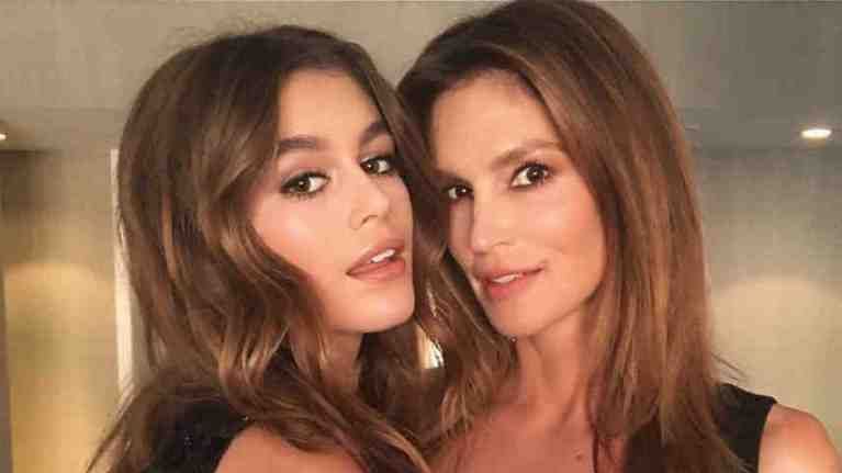 Care-i mama şi care-i fiica? Este o diferenţă de 35 de ani între ele