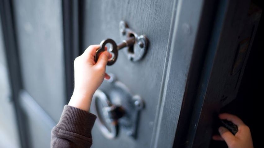 Un copil de 4 ani și-a agățat hanoracul de ușă. La scurt timp, tragedie. Medicii nu l-au mai salvat