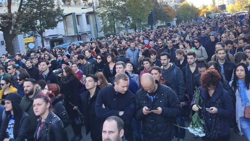 Marș tăcut către Colectiv. 5.000 de persoane au ajuns la locul tragediei