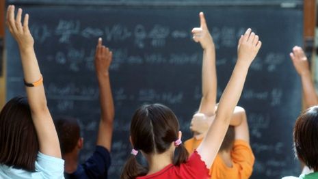 Imagini şocante! Profesoară filmată de elevi în timp ce îi lovea după ce copiii insultă