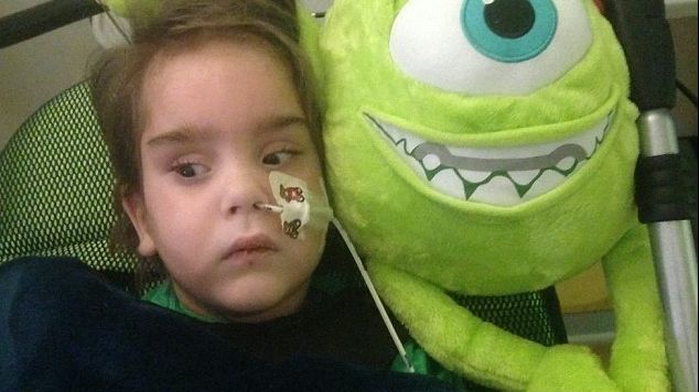 La 4 ani, nu mai poate merge și nici vorbi, după o greșeală pe care mulți copii o fac