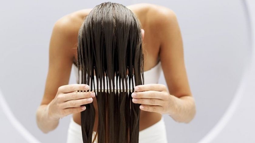 Secretul indiencelor! Cu ce îşi dau pe păr pentru a accelera creşterea