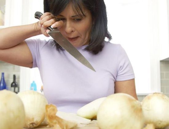 Cum să tai ceapa fără să plângi. Singurul truc care chiar funcţionează