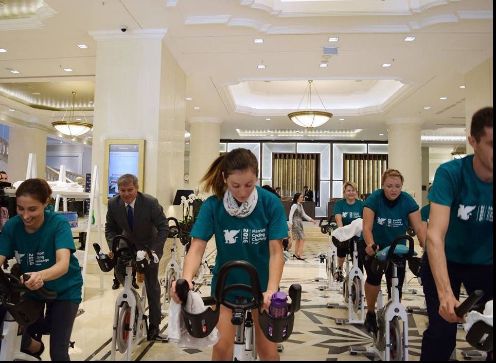 Dacian Cioloş, într-o ipostază rară. În costum, pe o bicicletă de alergat, în sala de sport 