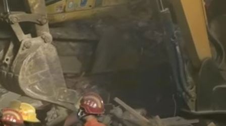 Emoţionant! Fetiţă de trei ani, salvată de sub o cladire prăbuşită, în China