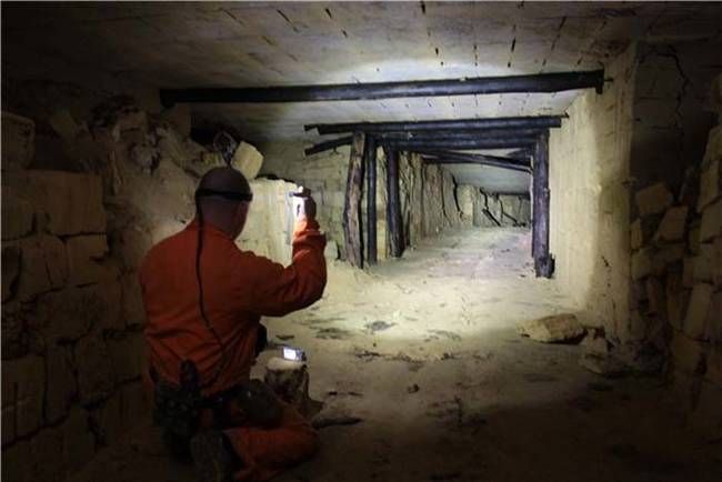 Au coborât în catacombele orașului, iar fata s-a rătăcit în întuneric. Au găsit-o abia după doi ani