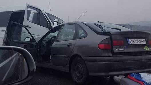 Accident grav de microbuz pe DN 1. 14 persoane rănite. Trei sunt în stare gravă