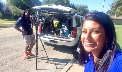 Un reporter care transmitea în direct, înconjurat de polițiști. Motivul este uluitor