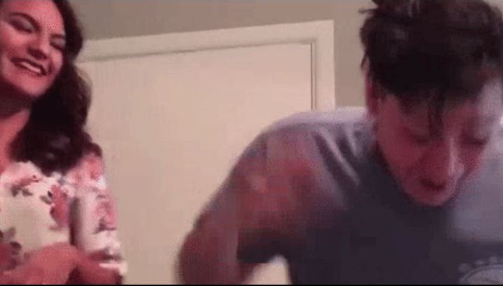 Reacție de mii de LIKE-uri. Ce a făcut un bărbat când soția i-a spus că e însărcinată