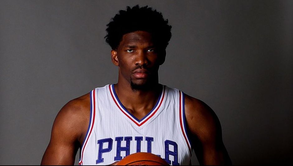 Acest baschetbalist are mâinile atât de mari, încât mingea pare minusculă. Poza care a uimit lumea