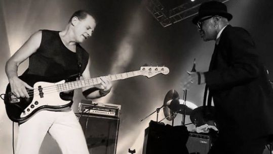 Un îndrăgit cântăreț român a încetat din viață. "Era genial"