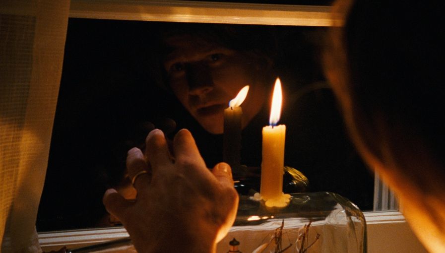 Ce se întâmplă de fapt când ții lumânarea la moartea cuiva. Puțini știu asta