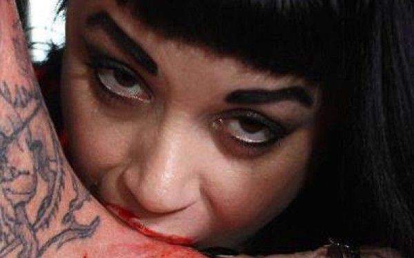 Povestea terifiantă a femeii vampir. Bea 1 litru de sânge în fiecare zi: "Îl prefer pe cel de om"