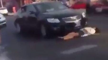 S-a prefăcut că a fost lovită de o mașină pe șosea. Câteva clipe mai târziu? Nu-și imagina asta