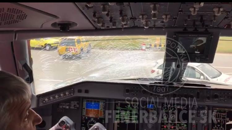 PERICOL pentru o mare echipă de fotbal. Avionul cu care "zbura", lovit în parbriz de o pasăre