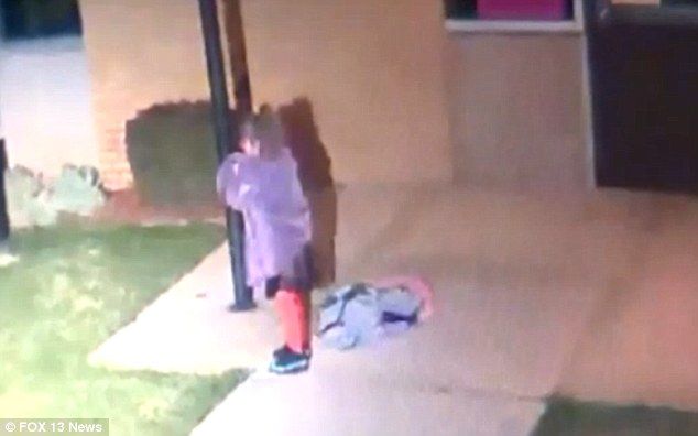 Și-a părăsit fiica în stradă, acoperită doar cu o pătură. Cum a fost găsită dimineața