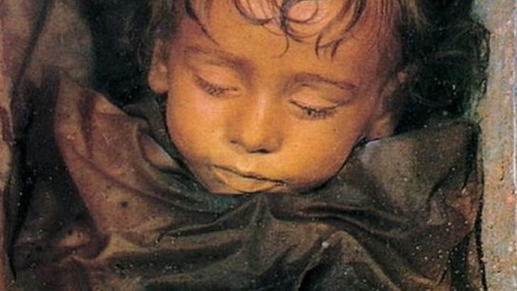 O fetiţă a murit în 1918. Recent, i-au deschis sicriul, iar copila e neschimbată! Cum e posibil?