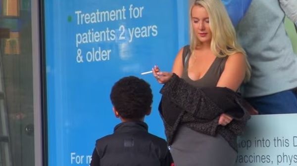 ŞOCANT! Ce i-a cerut puştiul de 8 ani acestei blonde. Ea a acceptat. E ilegal şi imoral