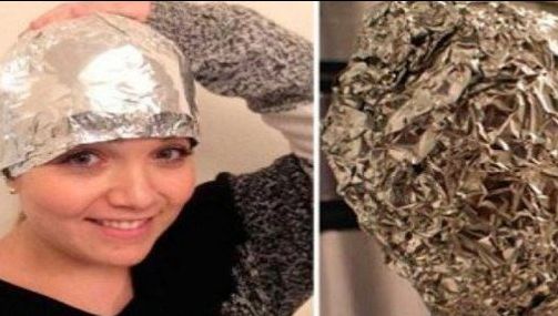 Truc fascinant: Şi-a pus folie de aluminiu pe cap după ce s-a spălat şi a uimit hair stiliştii