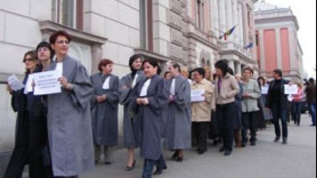 Grefierii au intrat în grevă spontană. Ce solicitări au angajații din tribunale 