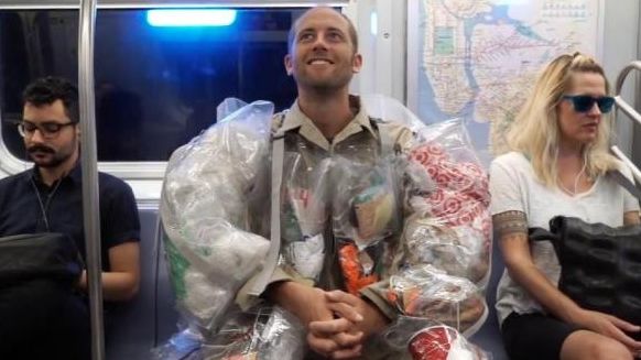 A jurat să poarte GUNOIUL pe care-l produce, timp de 30 de zile! MOTIVUL? Halucinant! 