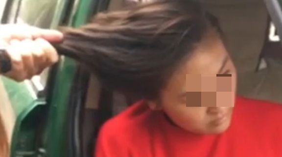 Imagini şocante în plină stradă! O femeie este trasă de păr de un bărbat şi nimeni nu intervine 