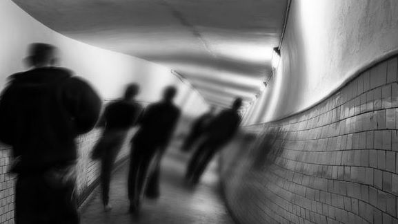 Fenomen STRANIU. Au început să aibă halucinaţii în mod misterios. Afecţiunea,transmisă prin atingere