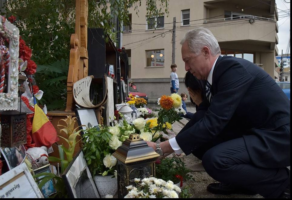 Ambasadorul SUA la Bucureşti, Hans Klemm, a mers la Clubul Colectiv pentru a aduce un omagiu