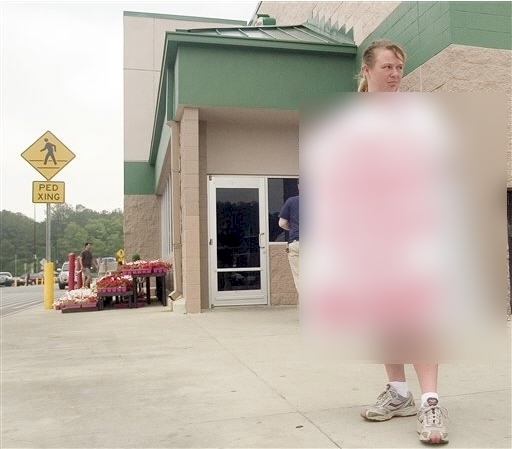 Au prins-o când fura din supermarket. N-au chemat poliţia. Cum au pus-o să stea în faţa magazinului