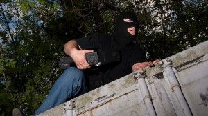 S-au trezit cu hoții în curte la miezul nopții. Când au văzut ce le fură, au pufnit în râs