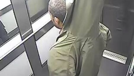 Imagini virale. A furat un obiect uriaș dintr-un magazin și l-a ascuns în pantaloni