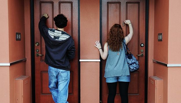 Atenție! Dacă îți bat aceşti oameni la ușă nu-i primi în casă! 