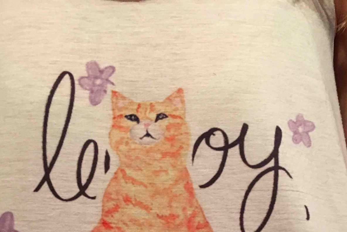 Mesajul de pe tricou pe care nimeni nu îl poate citi. Imaginea care a înnebunit internetul!