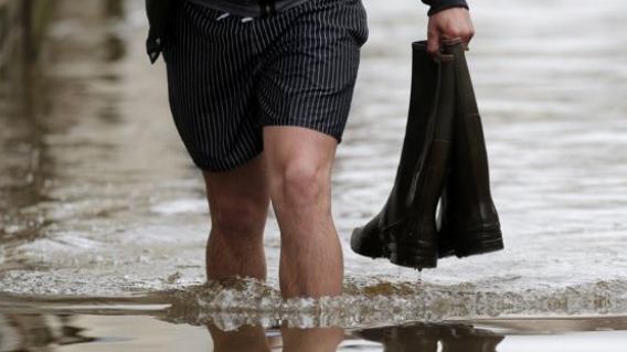 Microbuz cu pasageri, prins de viitură, în judeţul Tulcea