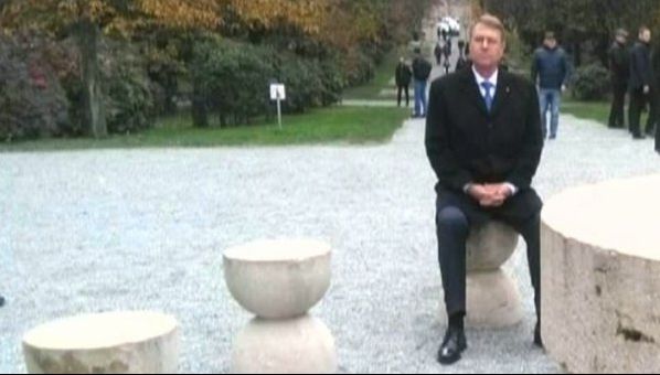 Reacţia Primăriei Târgu-Jiu, după ce Klaus Iohannis s-a aşezat la Masa Tăcerii 