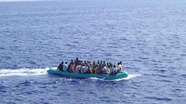 Atac armat asupra unei bărci din largul Libiei! Cel puţin 4 oameni au murit 