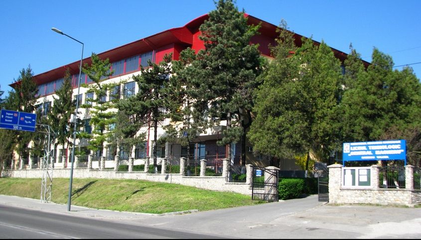 Elev de 16 ani, înjunghiat de un coleg la școală. A fost operat de urgență