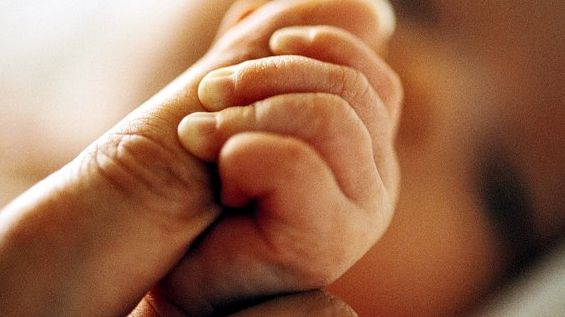 Un copil de numai opt luni a murit după ce a fost plimbat între spitale