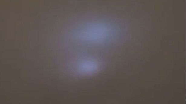 Pe cer au apărut patru lumini bizare. Când au văzut cum se mișcă, trecătorii s-au speriat