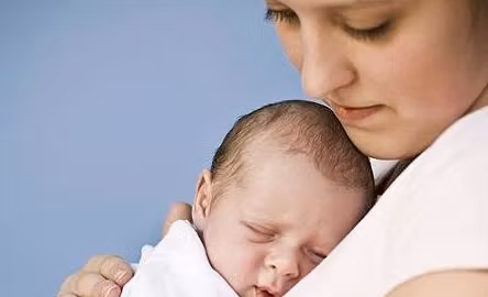 Adevăratul motiv pentru care o maternitate cere bani în plus dacă părinții își țin copiii în brațe