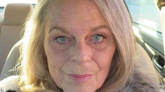 S-au adunat în faţa casei ei şi au cântat! 12 minute mai târziu a murit. Ce s-a întâmplat?